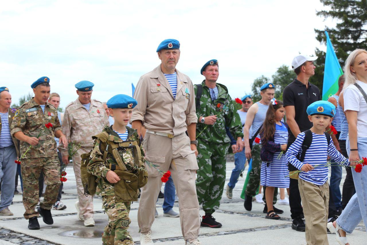 Фото Десантники в фонтанах и колонны машин. Что происходит на улицах Новосибирска в День ВДВ. ОНЛАЙН 6